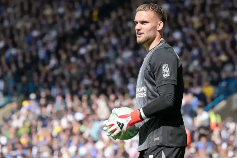 “Should have dropped back” pundit tears into Bart Verbruggen after Brighton collapse