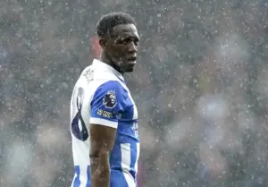 Danny Welbeck trains with Brighton as Chelsea talks continue