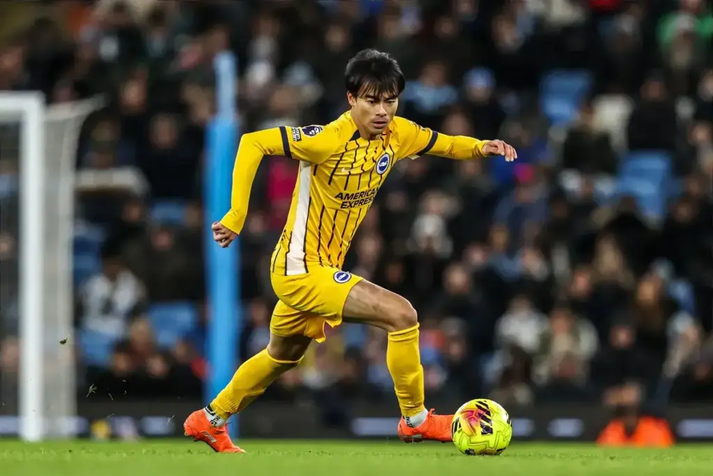 Kaoru Mitoma playing for Brighton before his hamstring injury concern